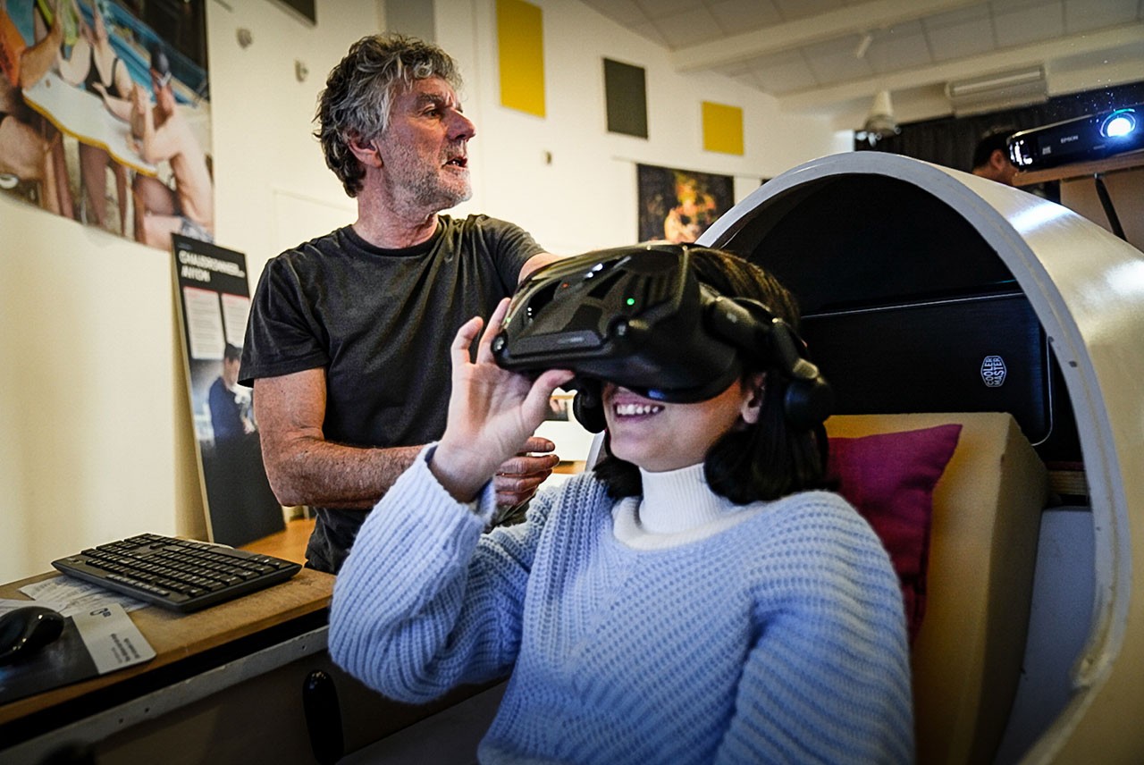 Jeune fille essayant faisant voler un planeur grâce à la réalité virtuelle lors d'un événement Horizon Aéro