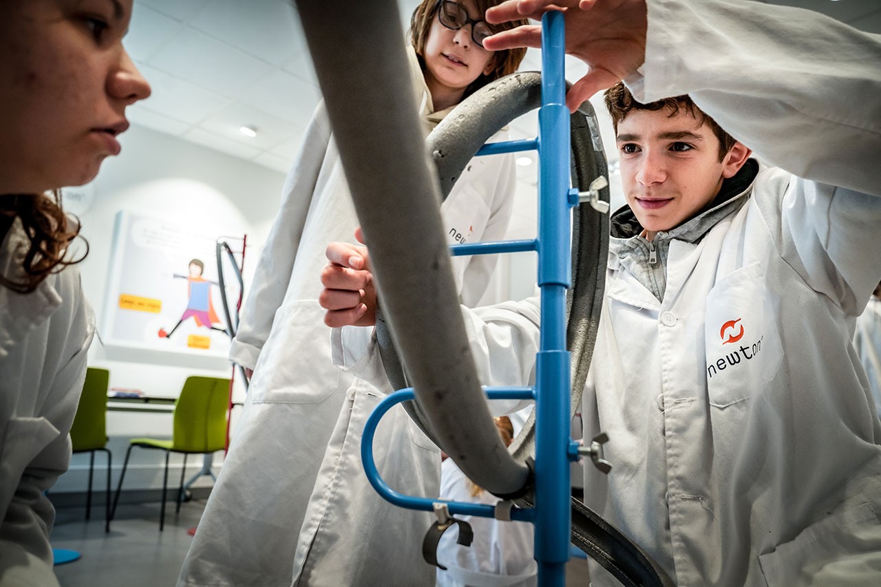 Jeunes élèves présents dans la Newton Room permanente d’Angers participant au module « Explorons l'Energie »