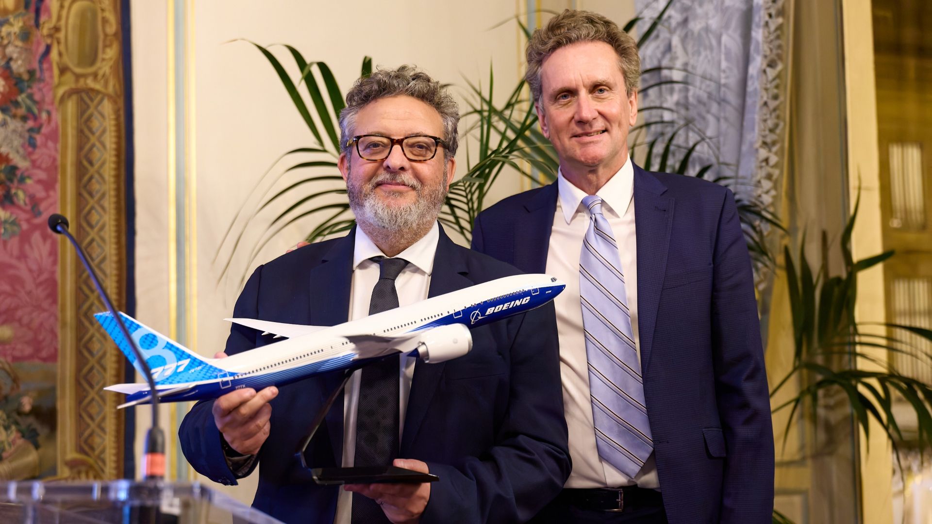Nicolas Orance, Senior Executive VP Aéronautique, Défense & Industrie de Hutchinson et Jean-Marc Fron, Directeur Général de Boeing France. Photo : Stephane Sby Balmy
