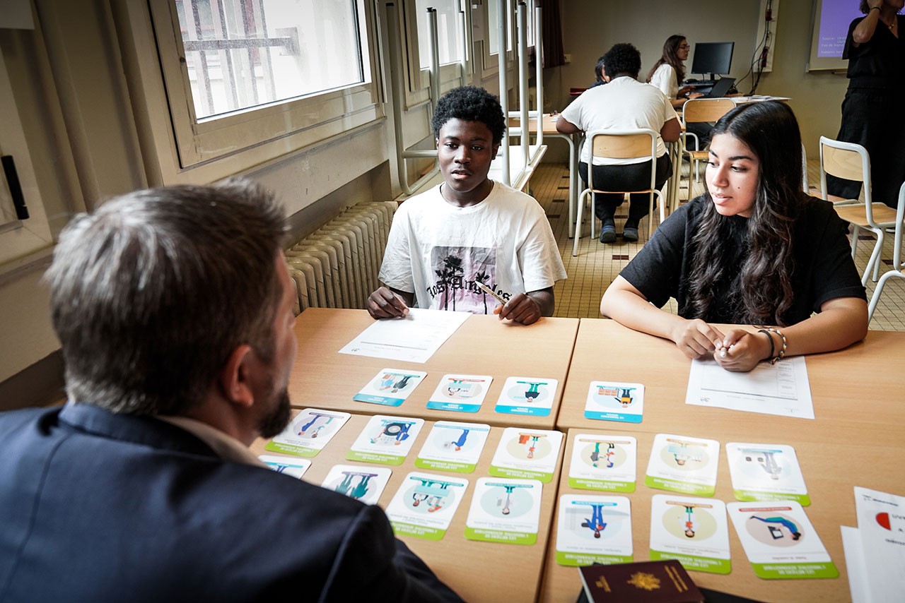 Employé de Boeing France participant à des activités avec des jeunes