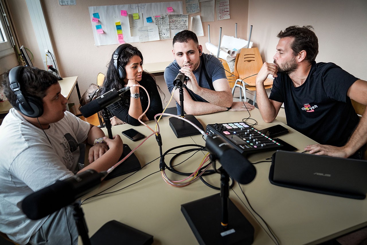 Jeunes participant à l'enregistrement d'un podcast lors d'un événement Horizon Aéro