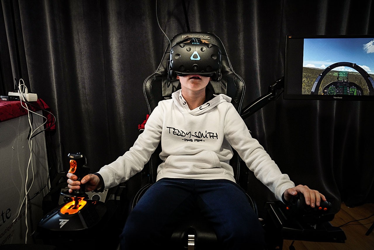 eune garçon pilotant un simulateur d'avion en réalité virtuelle