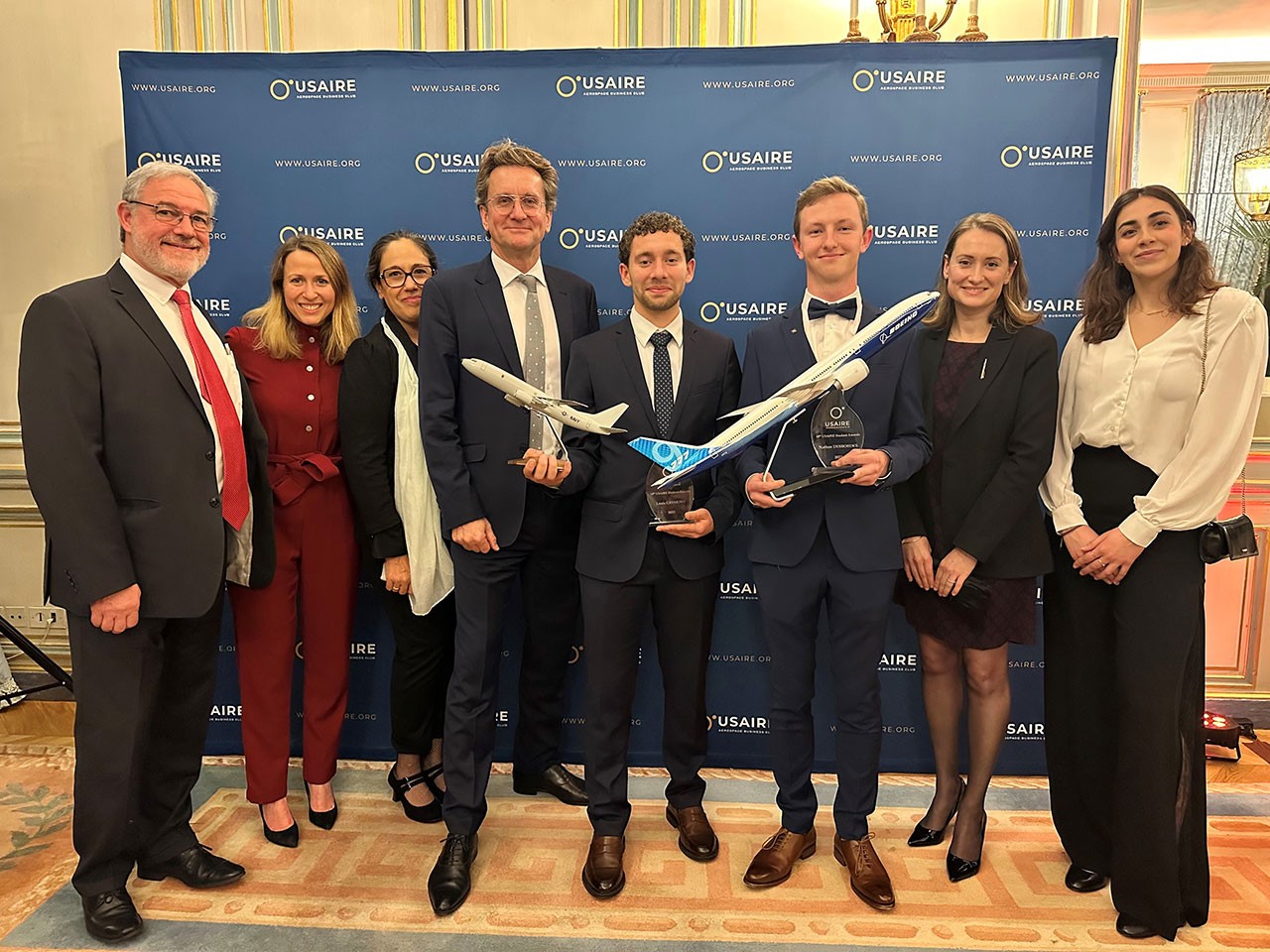 L’équipe de Boeing France avec les gagnants du concours USAIRE Student Awards 2023