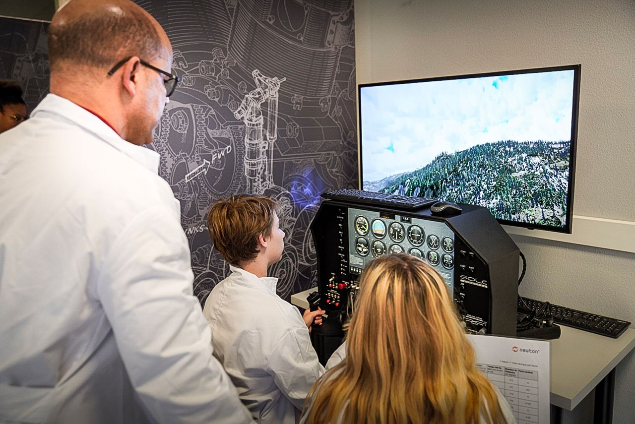 Elèves et instructeur dans la Newton Room mobile sur un simulateur de vol