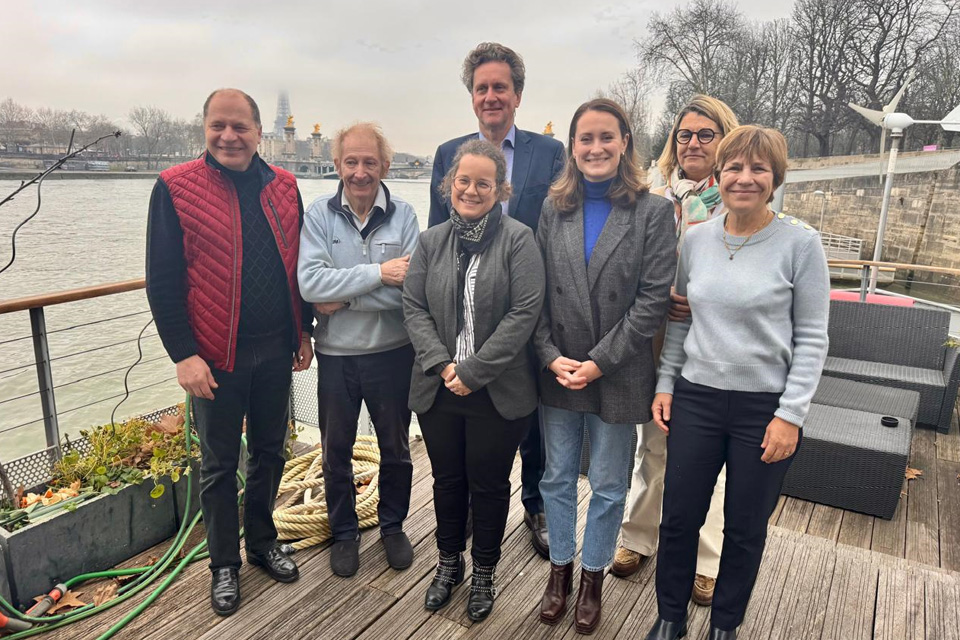 De gauche à droite : Alain Chevalier, chef de projet « Les ailes de l’Avenir » - Aviation Sans Frontières, Gérard Feldzer, Président – Aviation Sans Frontières, Jean-Marc Fron, Directeur Général – Boeing France, Marine Binet, Responsable Communication – Boeing France, Claire Guilhot, Responsable Affaires Publiques et Mécénat – Boeing France, Marine Gall, Directrice Générale – Aviation Sans Frontières, Pascale Ortolland, chef de projet « Les ailes de l’Avenir ».
