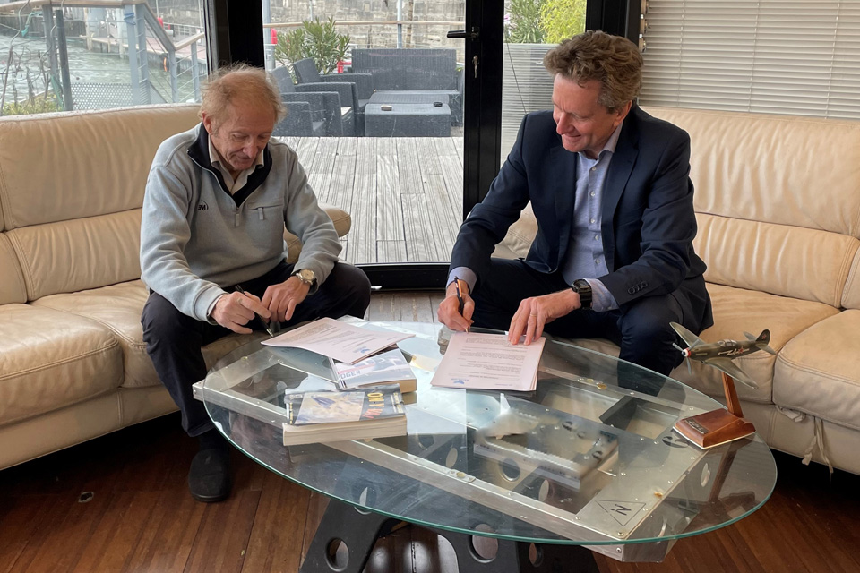 Jean-Marc Fron, Président de Boeing France et Gérard Feldzer, Président d’Aviation Sans Frontières lors de la signature du partenariat. 